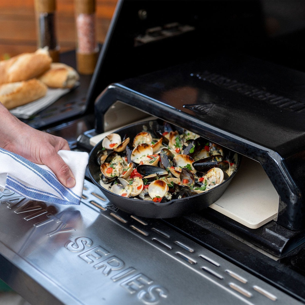 Masterbuilt Gravity Series 1150 Charcoal Grill & Smoker – view 16